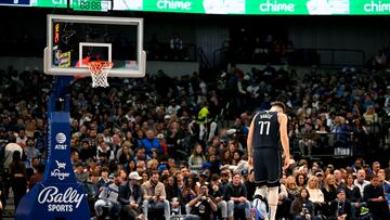 Doncic llevaba 31 puntos en 22 minutos cuando se lesionó del tendón derecho y tuvo que salir del partido. Los Mavs ganan, pero quedan preocupados.