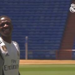 El momento en que se cumple un sueño: la cara de Vinicius con Ronaldo