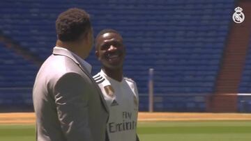 La cara de Vinicius le delata: así fue su encuentro con Ronaldo en el césped del Bernabéu