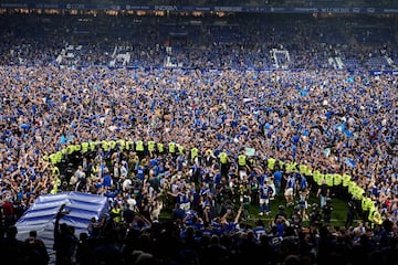 Jugadores y aficionados celebraron el ascenso sobre c¨¦sped del Carlos Tartiere.