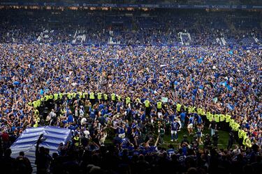 Jugadores y aficionados celebraron el ascenso sobre césped del Carlos Tartiere.