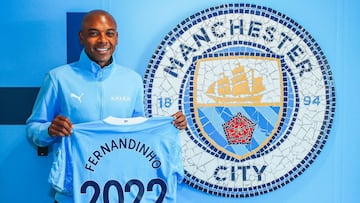 Fernandihno posa con la camiseta del Manchester City tras haber renovado su contrato hasta 2022.