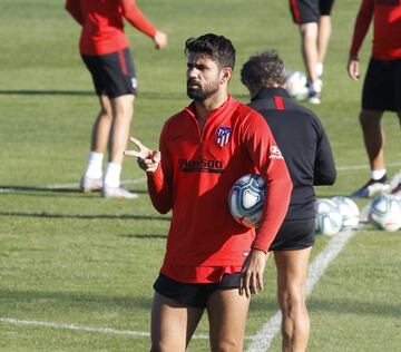 Bromas y buen ambiente en el entrenamiento del Atleti