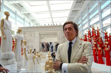 Valentino Garavani (1932), conocido simplemente como Valentino, es un diseñador de modas italiano, cuya marca Valentino SpA es una de las más prestigiosas del mundo.
También comercializa perfumes en colaboración con la compañía española Puig. Recibió su nombre por el actor Rodolfo Valentino. Mostró interés en la moda desde muy pequeño, ejerciendo de aprendiz de su tía, costurera profesional. Con 17 años se va a París a estudiar Bellas Artes y encontró trabajo con Jacques Fath y luego con Balenciaga. Tras diez años aprendiendo el oficio en París, en 1959 regresó a Roma donde montó su propia casa de moda. Su estilo fue continuista de las grandes firmas de alta costura de mitad del siglo XX, diferenciandose de otros diseñadores alternativos como Lagerfield, Armani o Saint-Laurent. Hacia 1998, Valentino vendió su empresa pero siguió dirigiéndola. Sin embargo, pocos años después se retiró con un histórico desfile en París, el 23 de enero de 2008.