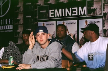 Eminem formó su nombre artístico cuando comenzaba su carrera en el rap. El rapero utilzó la contacción de las iniciales de su nombre M and M, y de ahí a Eminem.