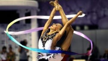 Yana Kudryavtseva durante el ejercicio de cinta indivual realiza hoy en los Campeonatos Mundiales de Gimnasia R&iacute;tmica que se est&aacute;n celebrando en Turqu&iacute;a.