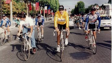 Miguel Indurain rodando con el maillot amarillo