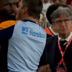 La escena de cómo Rüdiger perdió la cabeza: intentó hasta agredir al árbitro con una bolsa de hielo