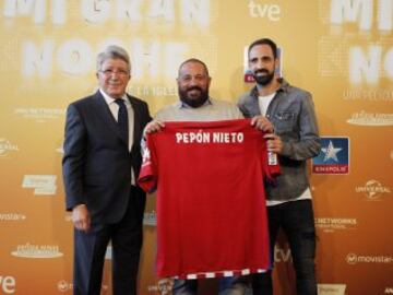 Pepón Nieto recibe la camiseta del Atlético de Madrid de manos de Cerezo y Juanfran.