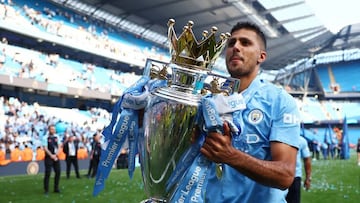 Rodri levantando la Premier League con el Manchester City