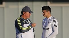 Rafael Benítez y James Rodríguez durante un entrenamiento del Real Madrid el 29 de noviembre de 2015.