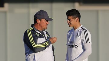 Rafael Benítez y James Rodríguez durante un entrenamiento del Real Madrid el 29 de noviembre de 2015.