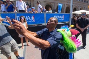 Zaragoza se engalana y disfruta al máximo con el NBA Zone