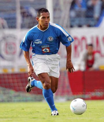 Jugó con Cruz Azul, Tigres y Veracruz.