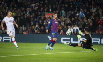 Tras un córner del Mallorca, Ter Stegen ha sacado rápido y prácticamente se la ha dado al pie a Griezmann, que se ha zafado de los dos defensas con un leve toque y luego ha batido a Reina picando el balón. Golazo del francés.