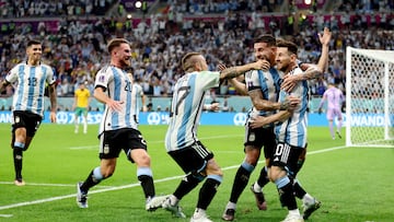 Argentina sufrió, pero de la mano de Lionel Messi logró vencer 2-1 a Australia para de esa manera lograr el boleto a Cuartos de Final del Mundial de Qatar.