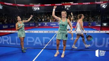 Ari Sánchez saluda en el centro con Paula Josemaría a la izquierda..