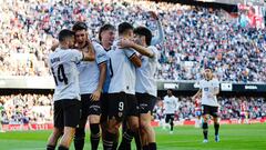 Pepelu celebra el gol con sus compañeros.