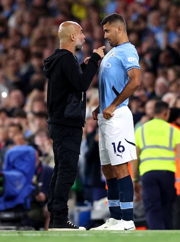 Rodri, vuelve a jugar un partido oficial ocho meses despu谷s de romperse el cruzado. En la imagen con Pep Guardiola momentos antes de saltar al terreno de juego.