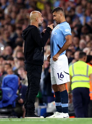 Rodri, vuelve a jugar un partido oficial ocho meses después de romperse el cruzado. En la imagen con Pep Guardiola momentos antes de saltar al terreno de juego.