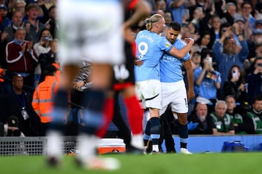 Rodri, vuelve a jugar un partido oficial ocho meses después de romperse el cruzado. En la imagen con Erling Haaland. El  noruego fue sustuido por el actual Balón de Oro.