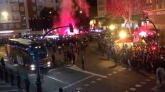 Detenido un hincha que lanzó un objeto al autobús del Barça