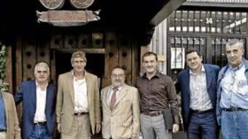 Pellegrini, a las puertas del Asador Donostiarra, junto a varios miembros de As