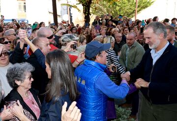 Los Reyes, a su llegada a la localidad valenciana de Utiel , donde la corporación municipal y representantes de los servicios de emergencia que dieron la primera respuesta a la DANA les han detallado las medidas que tomaron y los avances en la rehabilitación de la localidad.