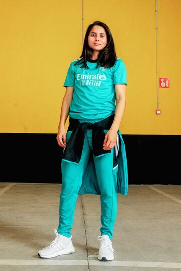 Kenti Robles en el parking durante la sesión de fotos de la nueva camiseta del Real Madrid.