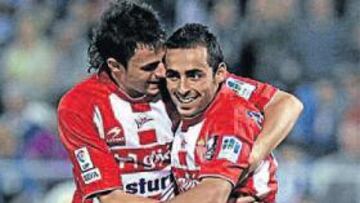 <b>¿BAJA?. </b>Diego Castro, en la imagen felicitado por Míchel, es duda para el domingo.