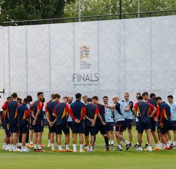 Luis de la Fuente dando instrucciones al grupo.