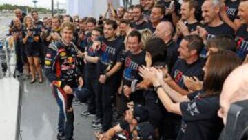 LA GRAN FAMILIA. En la imagen, Sebastian Vettel celebra con los trabajadores de Red Bull su tercer t&iacute;tulo mundial en la F&oacute;rmula 1.