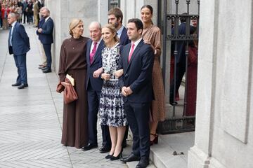 El rey Juan Carlos I con sus hijas, Elena y Cristina de Borbón, y tres de sus nietos, Juan Valentín Urdangarín, Victoria Federica y Felipe Juan Froilán.