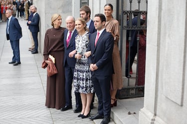 El rey Juan Carlos I con sus hijas, Elena y Cristina de Borbón, y tres de sus nietos, Juan Valentín Urdangarín, Victoria Federica y Felipe Juan Froilán.