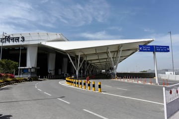 Situado a 16 km del centro de la ciudad de Delhi, es uno de los principales accesos nacionales e internacionales de la India. El aeropuerto fue nombrado así en homenaje a la ex primera ministra Indira Gandhi, hija de Jawaharlal Nehru.