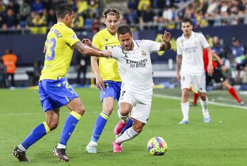 Iván Alejo observa el avance de Eden Hazard mientras Luis Hernández intenta evitar la carrera del delantero belga.