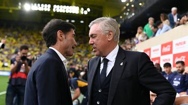 El entrenador del Real Madrid, Carlo Ancelotti (d), y el entrenador del Villarreal CF, Marcelino García Toral (i), conversan antes del inicio del partido de Liga en Primera División que Villarreal CF y Real Madrid disputan este domingo en el estadio de La Cerámica de Villarreal.