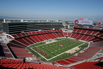 La organización de los 49ers recomienda descargar una aplicación antes de entrar al estadio. ¿Para qué? Para poder tener servicio (comida, bebidas, indicaciones) desde la comodidad de tu celular. Los alimentos (o lo que pidas) llega rápidamente sin la necesidad de levantarse y perderse de alguna jugada del encuentro.