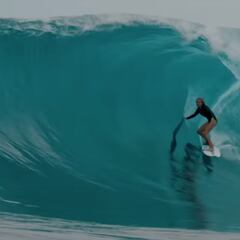 Sierra Kerr deslumbra surfeando en islas paradisíacas con tan solo 13 años