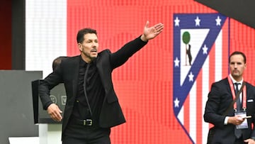 Atletico Madrid's Argentine coach Diego Simeone gestures on the touchline during the Spanish league football match between Club Atletico de Madrid and Real Madrid CF at the Metropolitano stadium in Madrid on September 27, 2025. (Photo by Javier SORIANO / AFP)