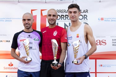El podio masculino con José Carlos Morán Bravo, en el centro como ganador de la prueba, junto a Rodrigo José Navarro Sesmero e Iker Solozábal.