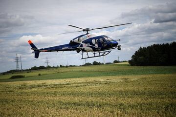 Un helicóptero despega de un campo. 