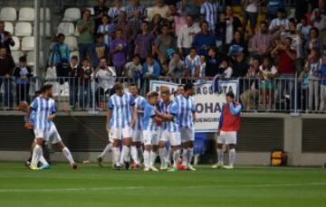 Los jugadores celebran el 1-0 de Portillo. 