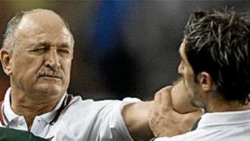 <b>TORTA. </b>Scolari en el momento de lanzar el 'jab' de izquierda sobre el rostro de Dragutinovic.