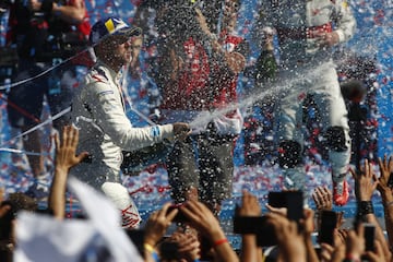 Automovilismo, Formula E.
Sam Bird celebra la victoria en la carrera Formula E en Parque O'higgins de Santiago, Chile.