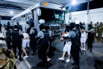 La administracin Trump deport el pasado 31 de marzo a El Salvador a 17 personas acusadas de pertenecer a las organizaciones criminales Tren de Aragua y MS-13. Las imgenes distribuidas muestran a los migrantes esposados entrando en el avin y a quienes se les afeit la cabeza para ingresar en el centro de detencin.
