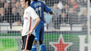 <b>SILVA Y VILLA, ABATIDOS</b>. Essien puso al Chelsea rumbo a semifinales cuando el partido se encaminaba hacia la prórroga y los valencianistas vieron como todo su esfuerzo de 180 minutos se vino abajo en el último suspiro. Silva, autor de un extraordinario tanto en Stamford Bridge, y Villa se mostraron desolados al tiempo que los ingleses celebraban eufóricos su clasificación.