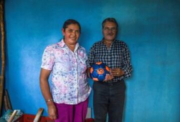 Balones colgados de los balcones, la estatua de un balón en la plaza del pueblo, un museo del balón, 20 fábricas de balones... está claro de qué vive el pequeño pueblo colombiano de Monguí.