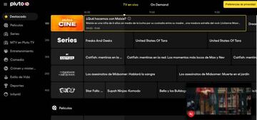 Interfaz de Pluto TV en el navegador online: la parrilla de programaci&oacute;n y ventana pop-up con la emisi&oacute;n en directo elegida