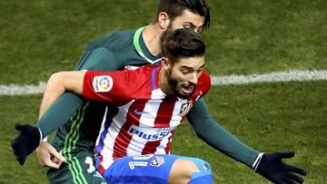 El centrocampista belga del Atlético de Madrid Yannick Ferreira Carrasco (delante) lucha el balón con el italiano Cristiano Piccini, del Real Betis.